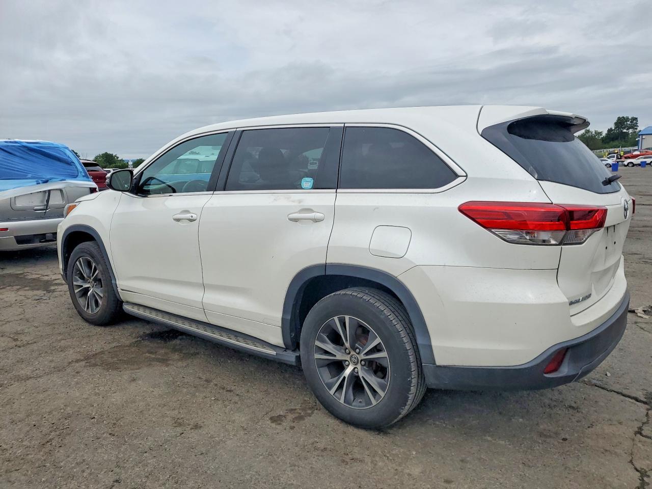 2017 Toyota Highlander Le - zdjęcie 2