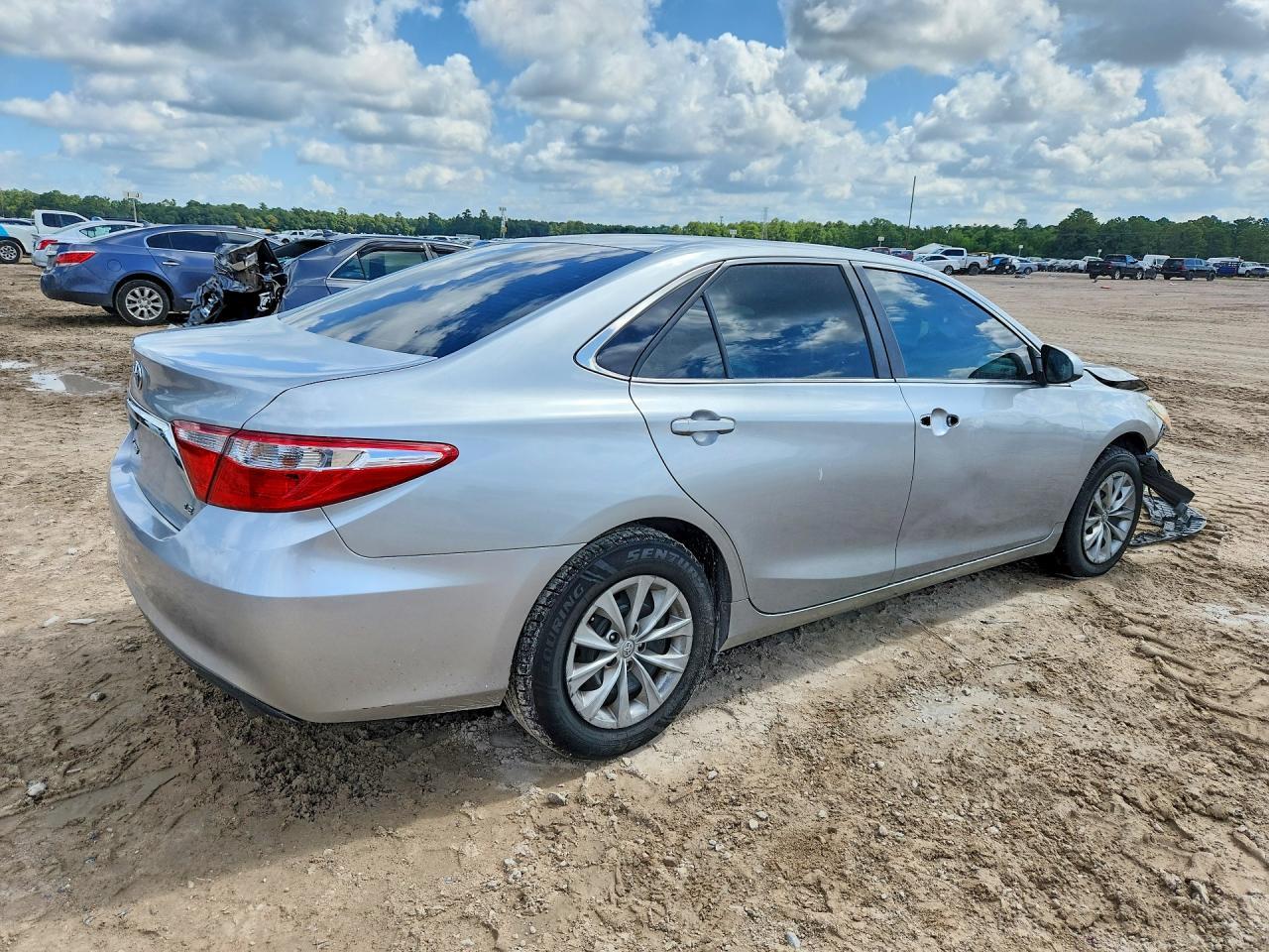 2016 Toyota Camry Le - zdjęcie 3
