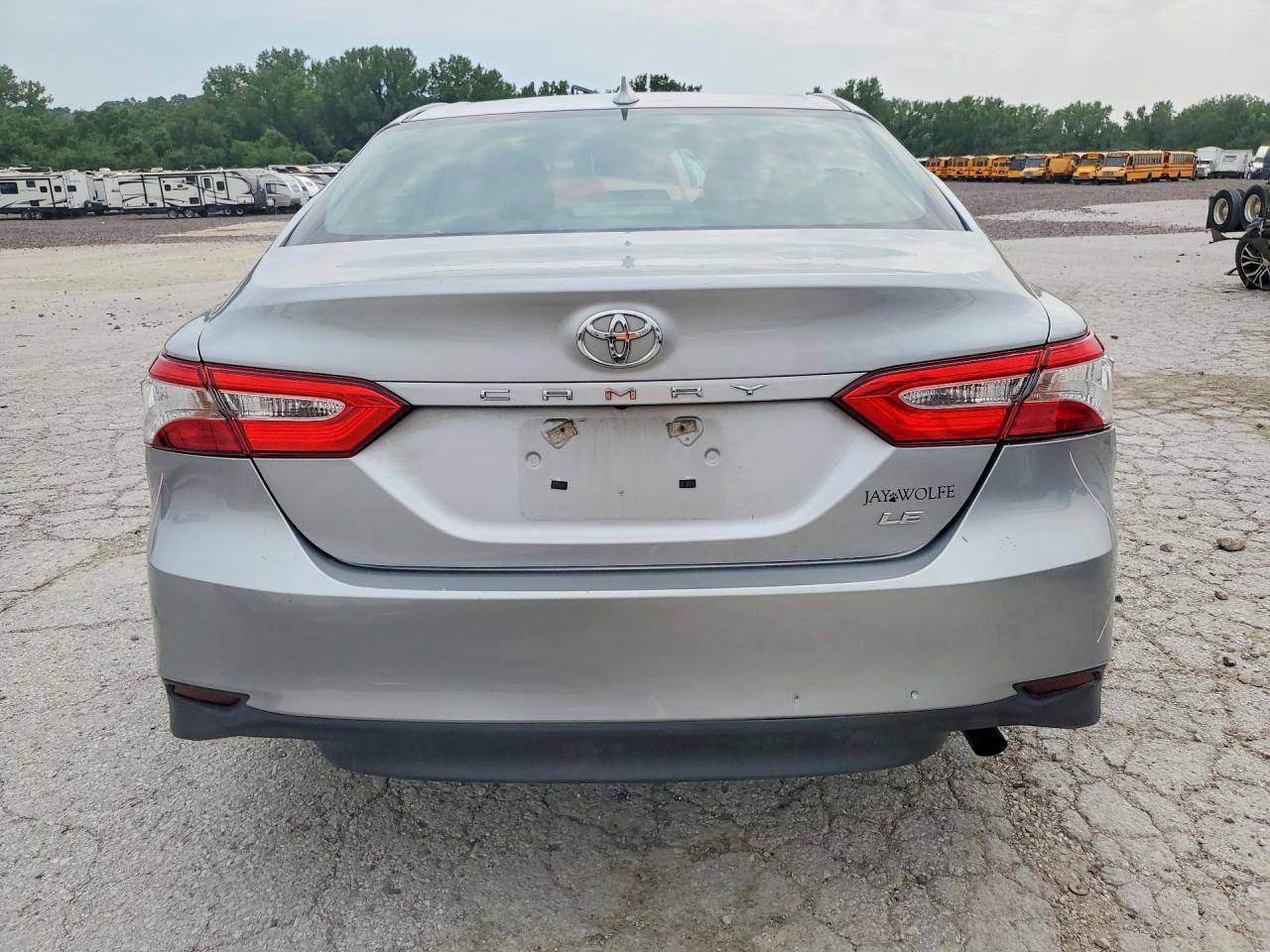 2019 Toyota Camry Le - zdjęcie 6