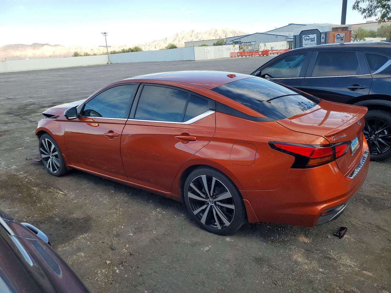 2022 Nissan Altima Sr - zdjęcie 2