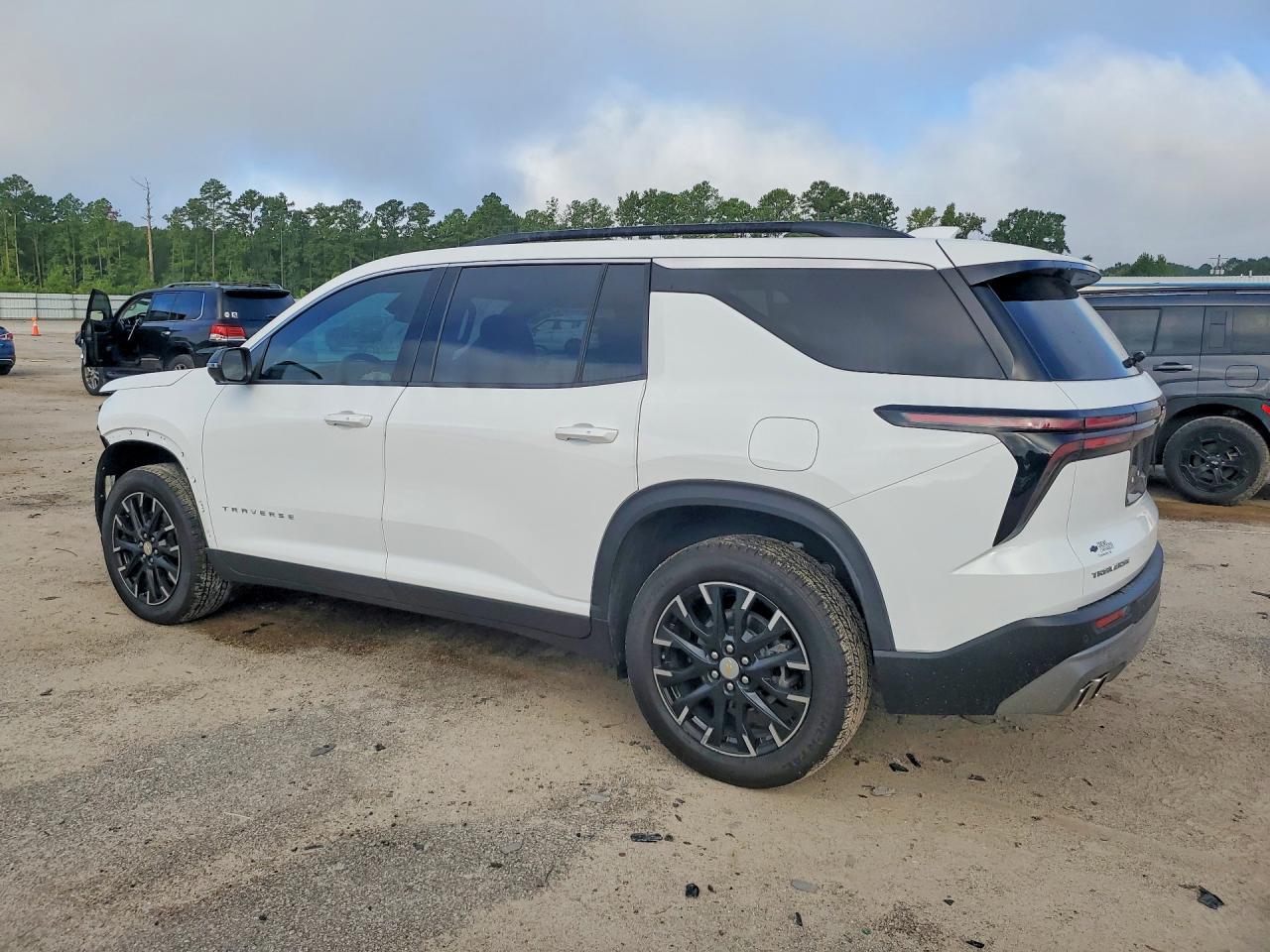 2025 Chevrolet Traverse Lt - zdjęcie 2