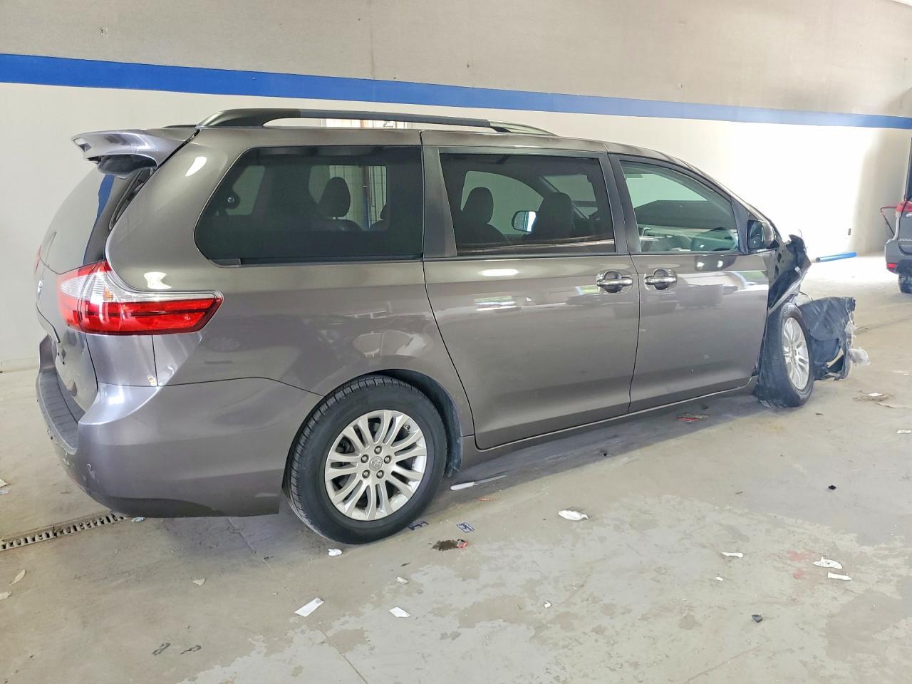 2017 Toyota Sienna Xle Premium 8-Passenger - zdjęcie 3