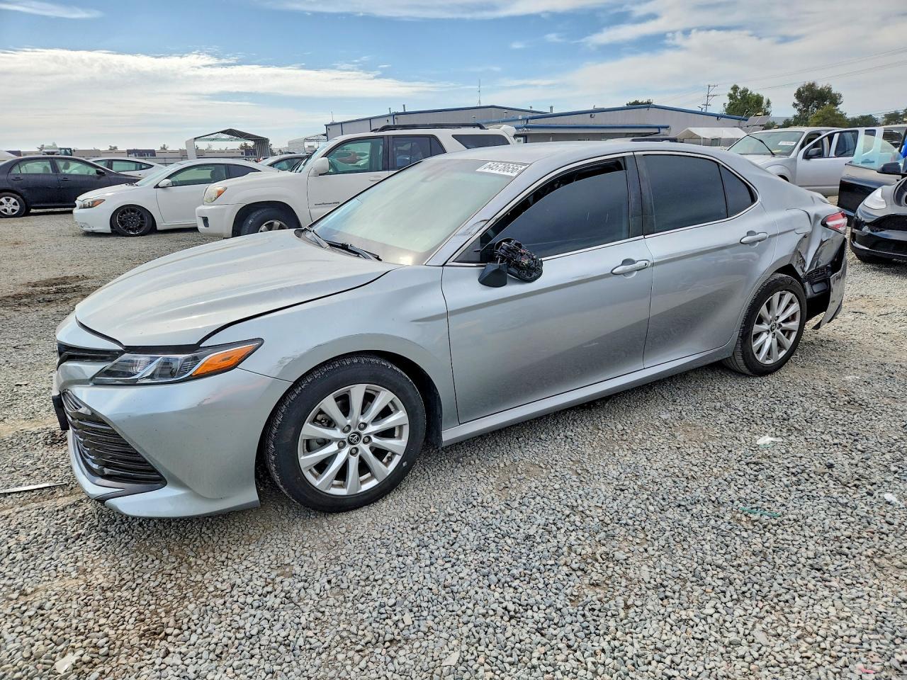 2020 Toyota Camry Le - zdjęcie główne