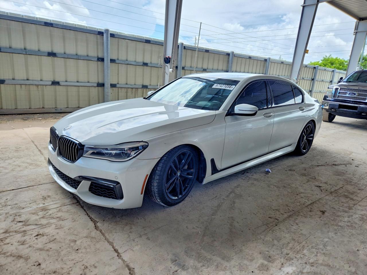 2019 BMW 750 Xi - zdjęcie główne