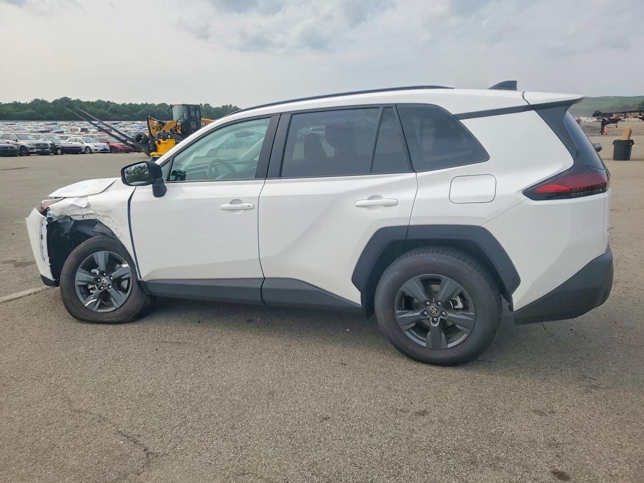 2026 Toyota Rav4 Le - zdjęcie 2