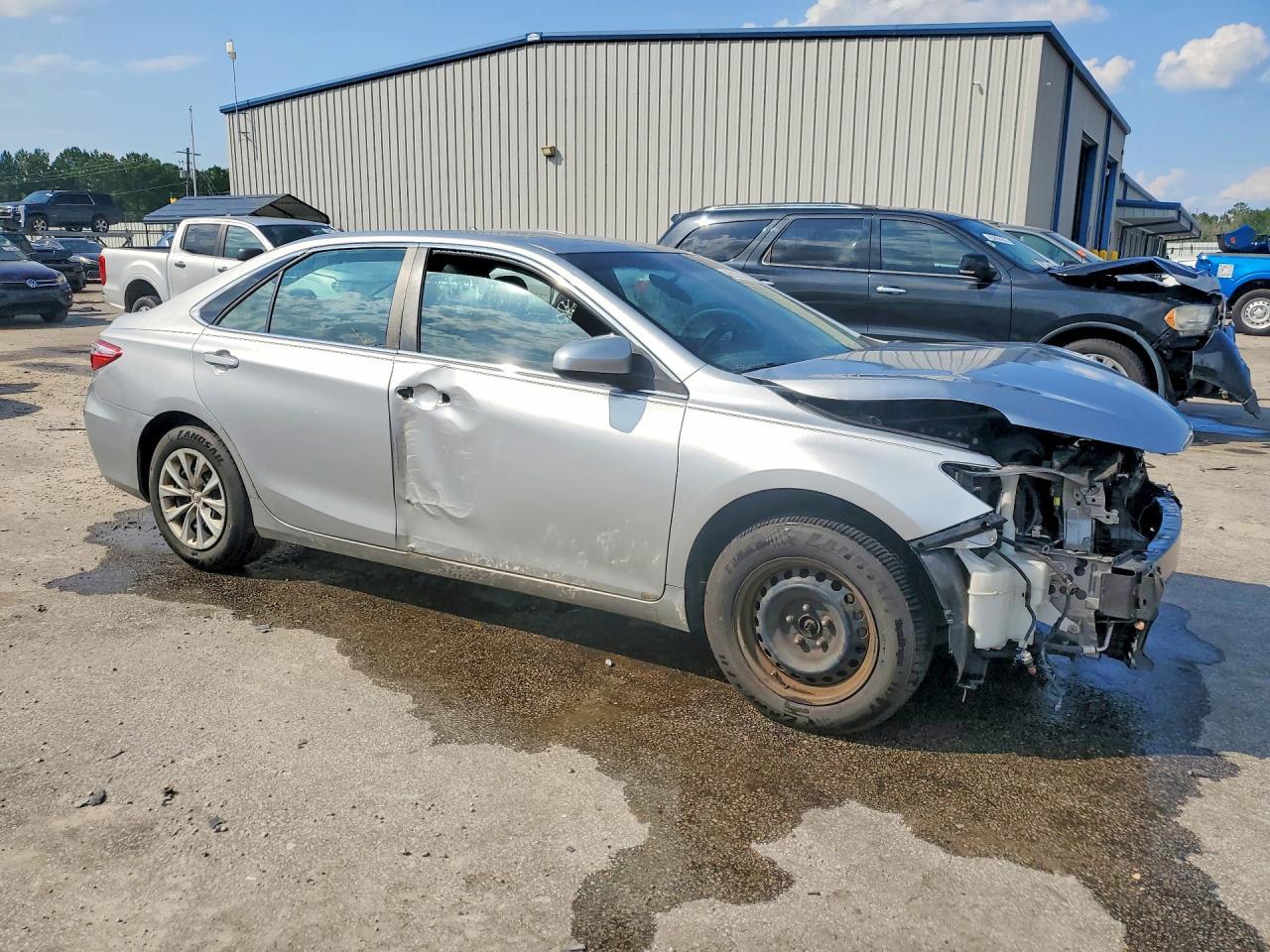 2015 Toyota Camry Le - zdjęcie 4