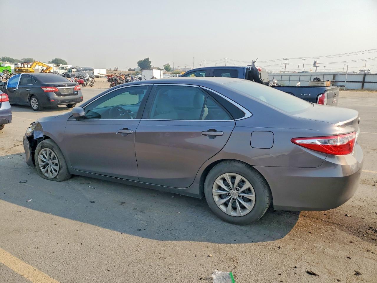2016 Toyota Camry Le - zdjęcie 2