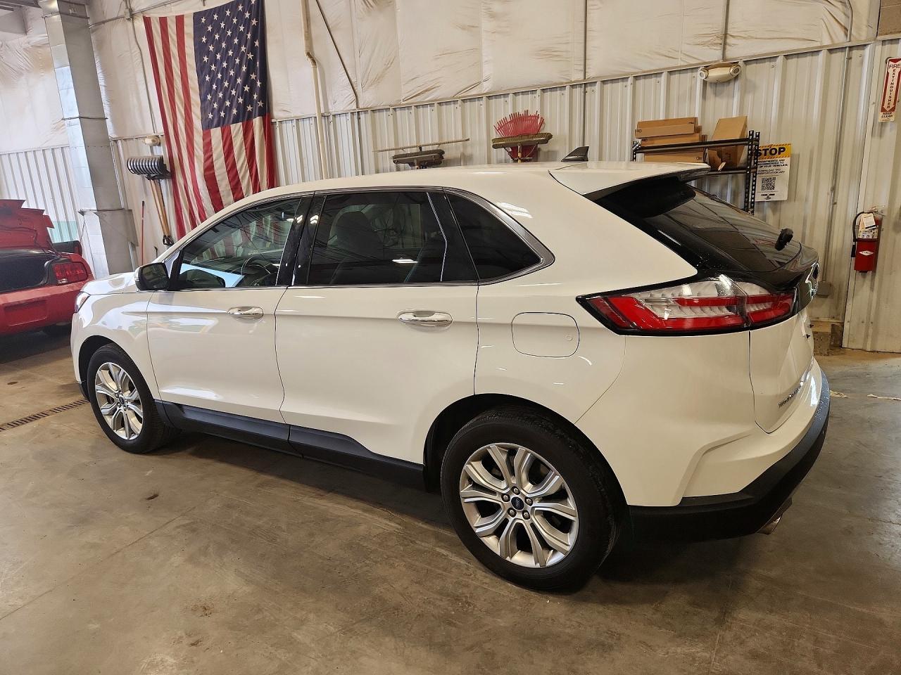 2021 Ford Edge Titanium - zdjęcie 2