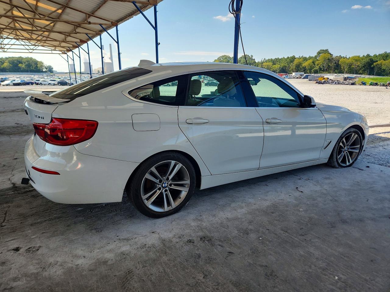 2017 BMW 330 Xigt - zdjęcie 3