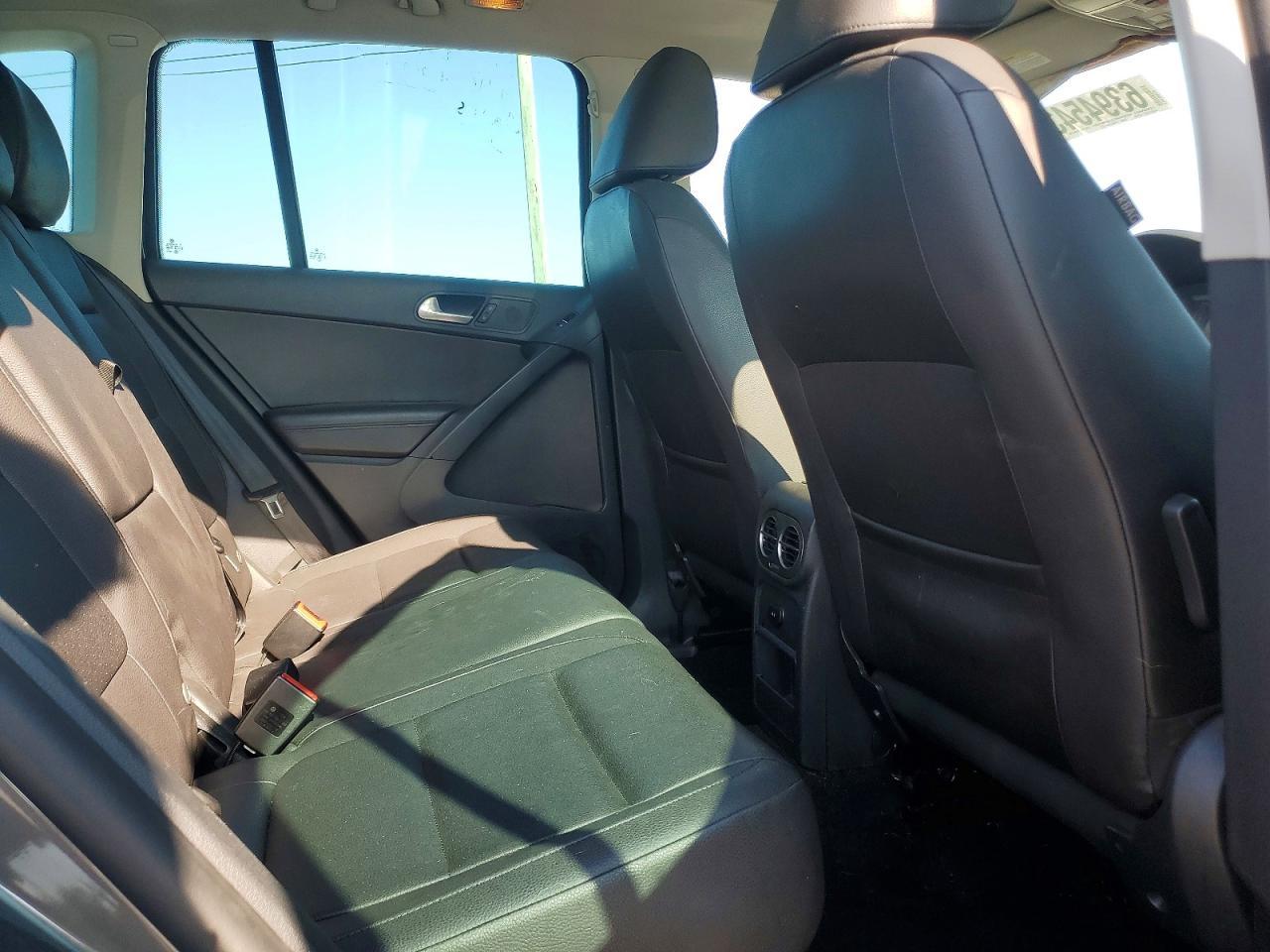 2015 Volkswagen Tiguan S - zdjęcie 11