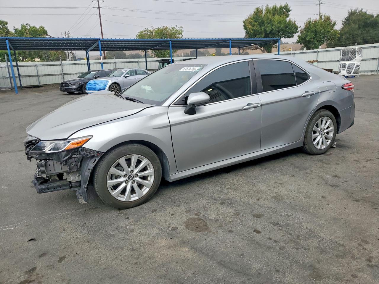 2020 Toyota Camry Le - zdjęcie główne
