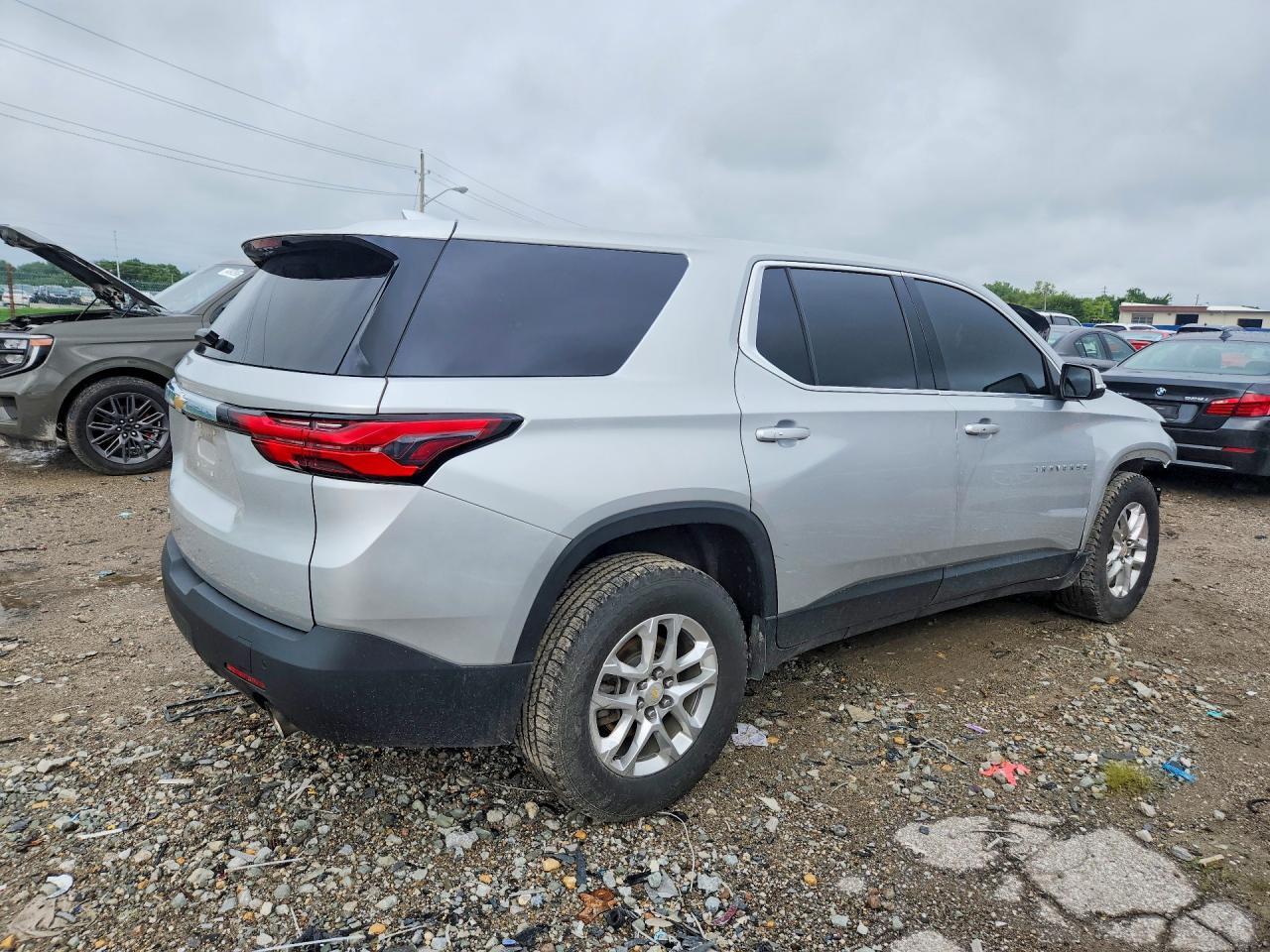 2022 Chevrolet Traverse Ls - zdjęcie 3