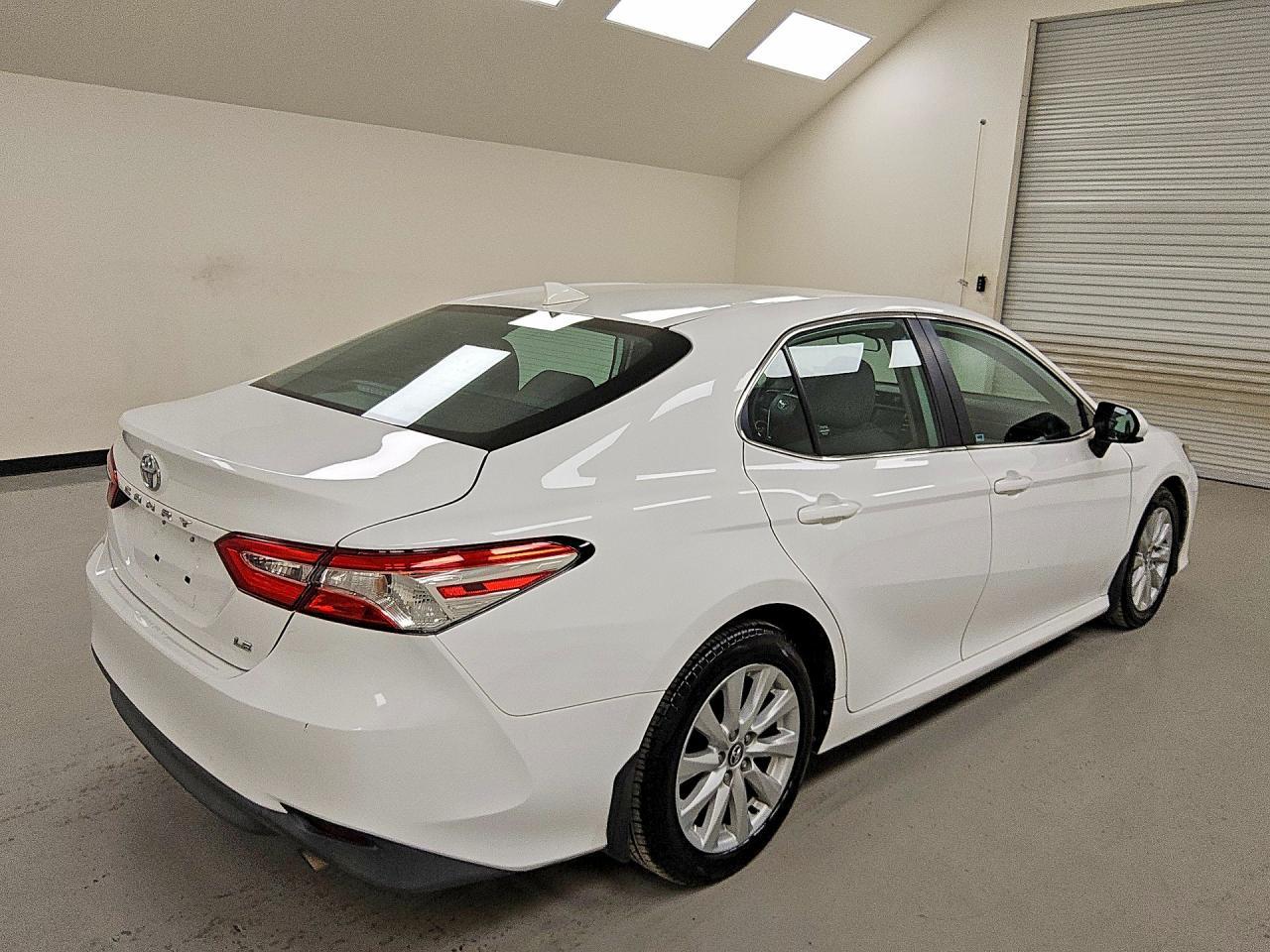 2020 Toyota Camry Le - zdjęcie 3
