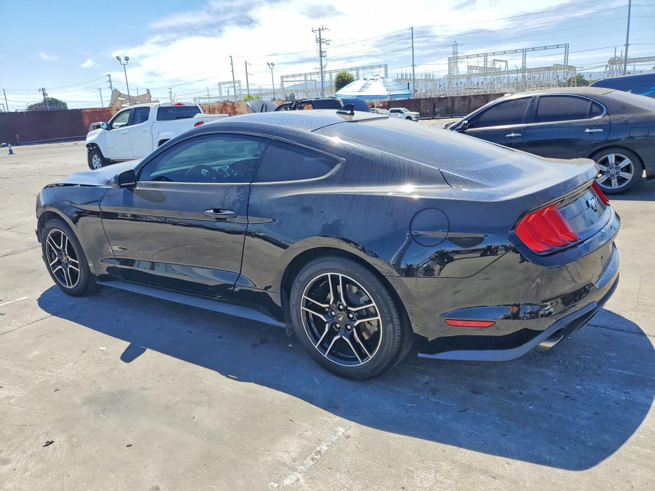 2021 Ford Mustang - zdjęcie 2