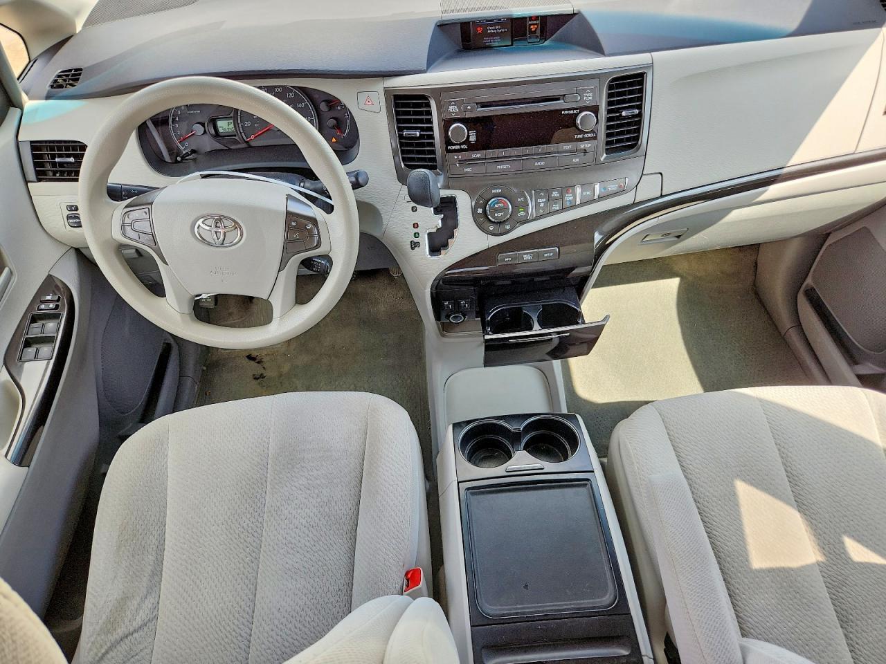 2014 Toyota Sienna Le - zdjęcie 8