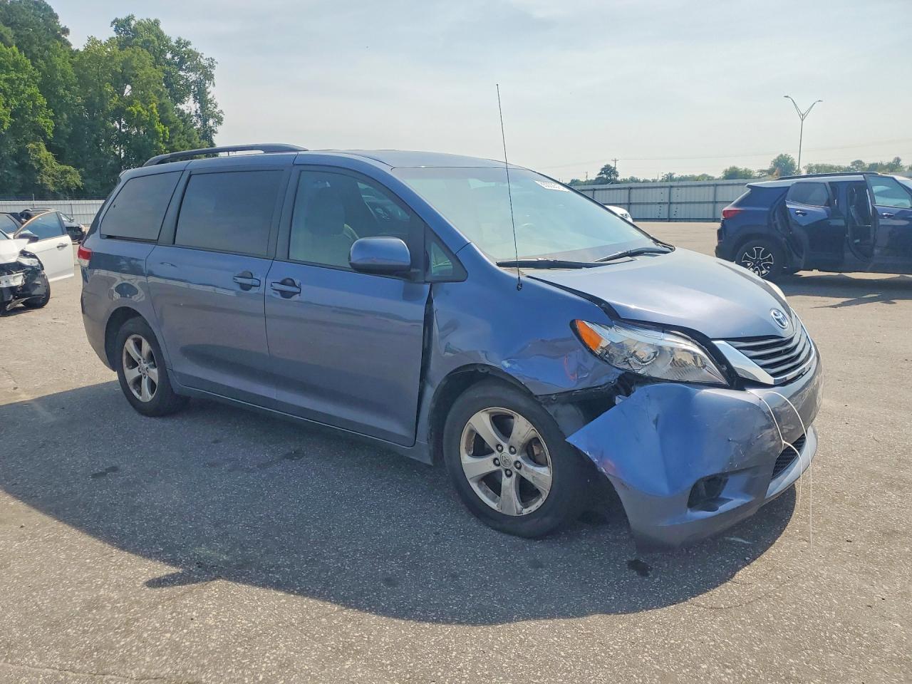 2014 Toyota Sienna Le - zdjęcie 4