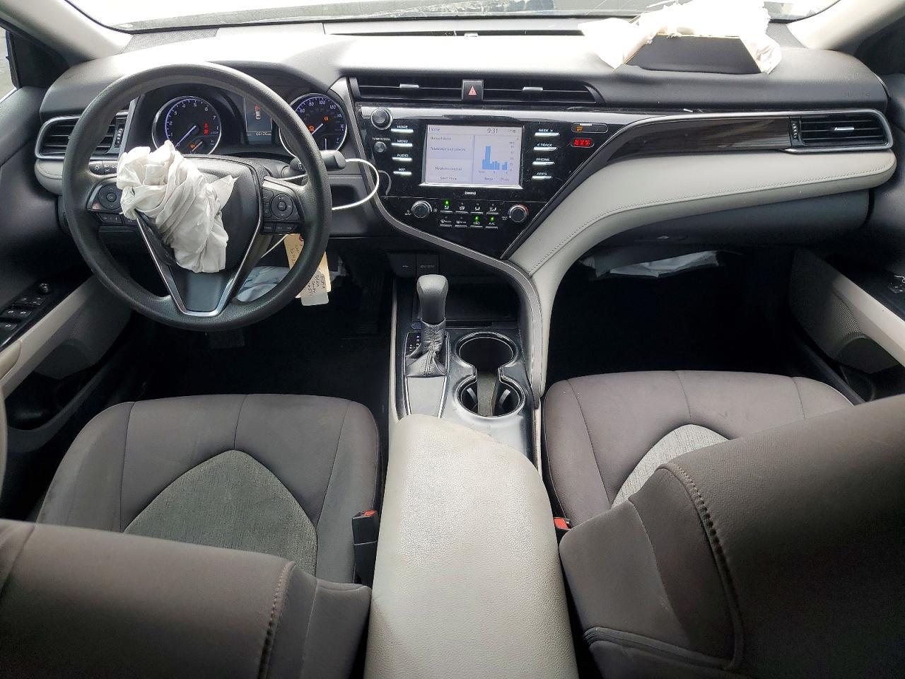 2020 Toyota Camry Le - zdjęcie 8