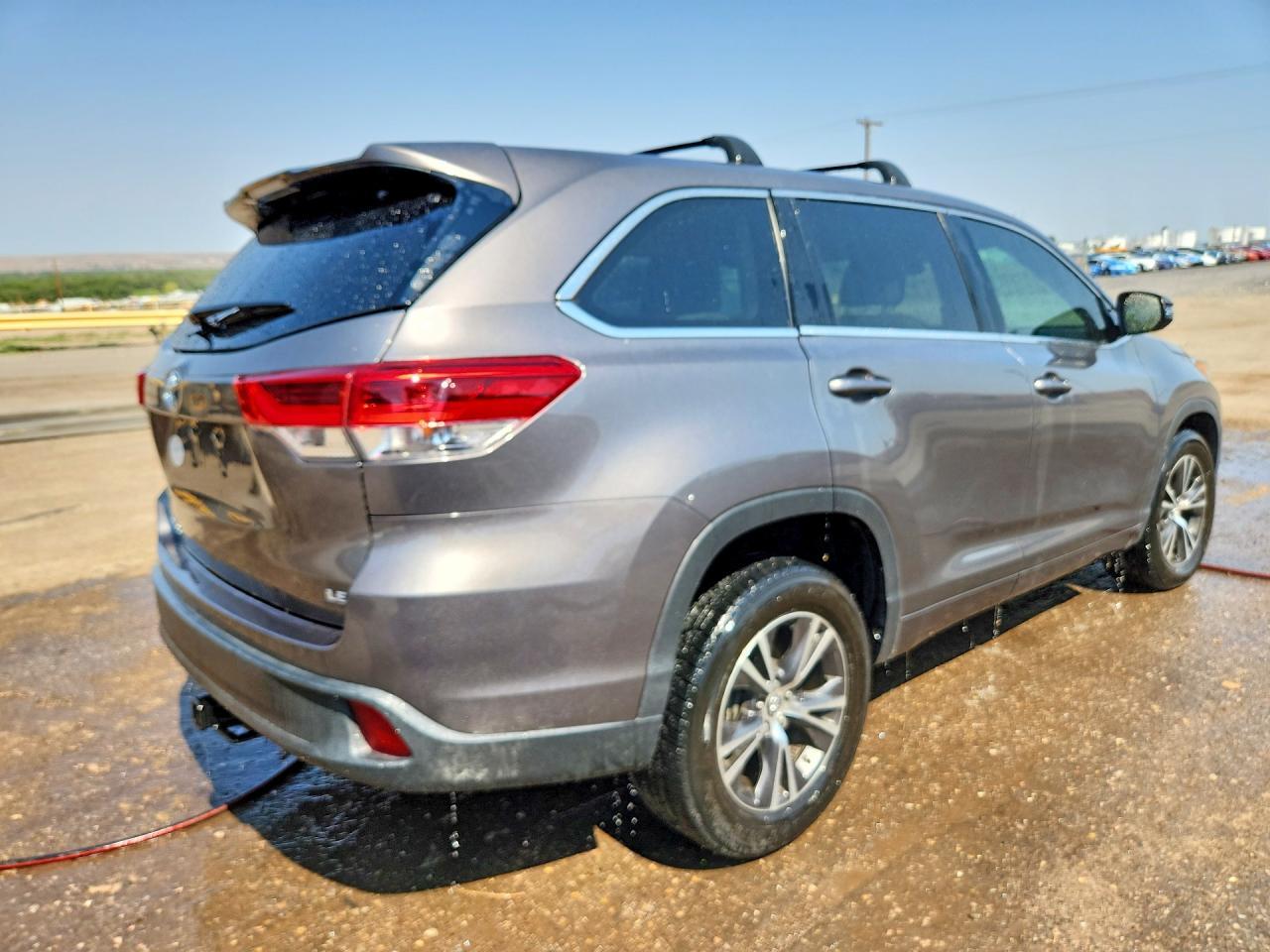 2017 Toyota Highlander Le Plus - zdjęcie 3
