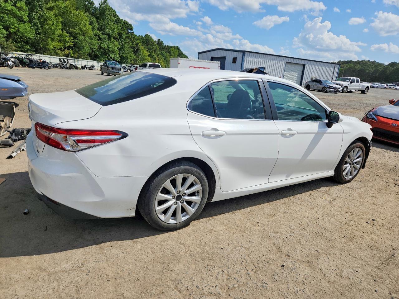 2018 Toyota Camry Le - zdjęcie 3