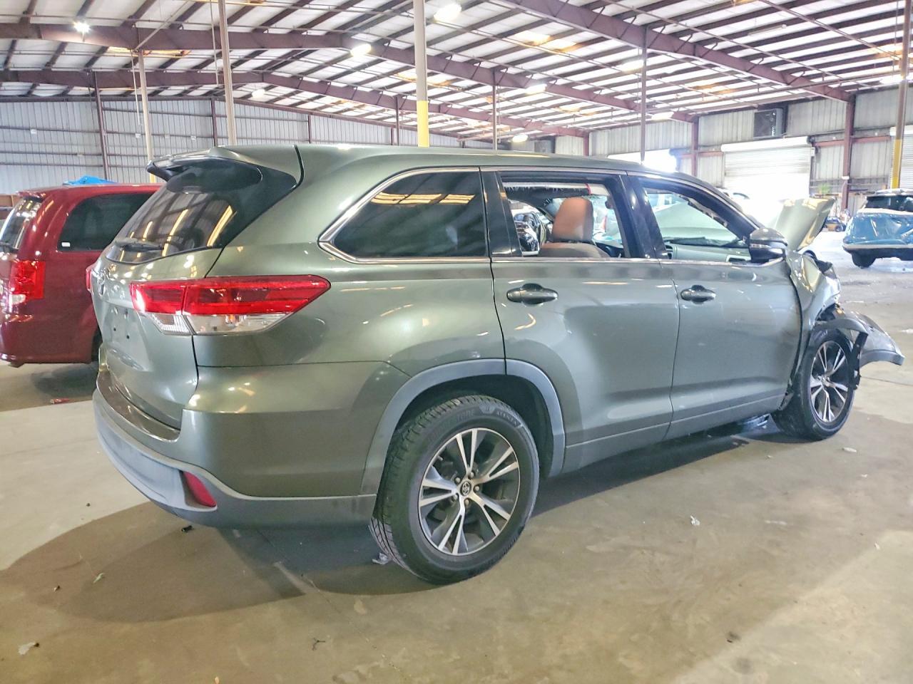 2017 Toyota Highlander Le - zdjęcie 3