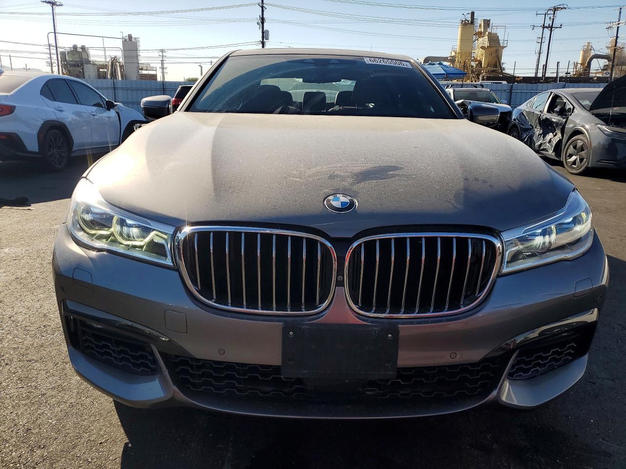 2016 BMW Seria 7 750i - zdjęcie 5