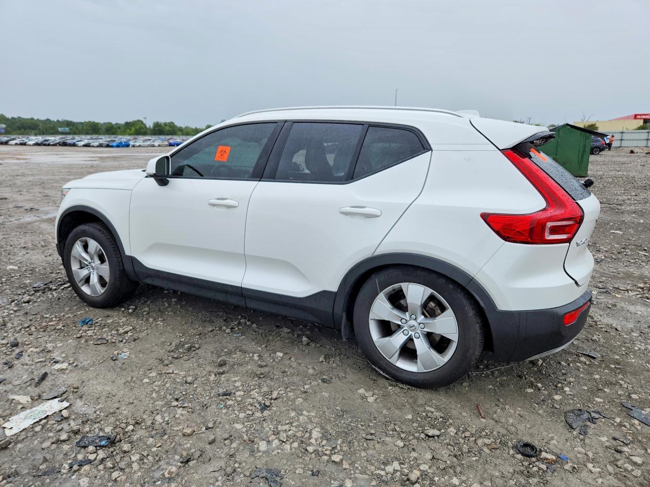 2022 Volvo Xc40 T5 Momentum - zdjęcie 2