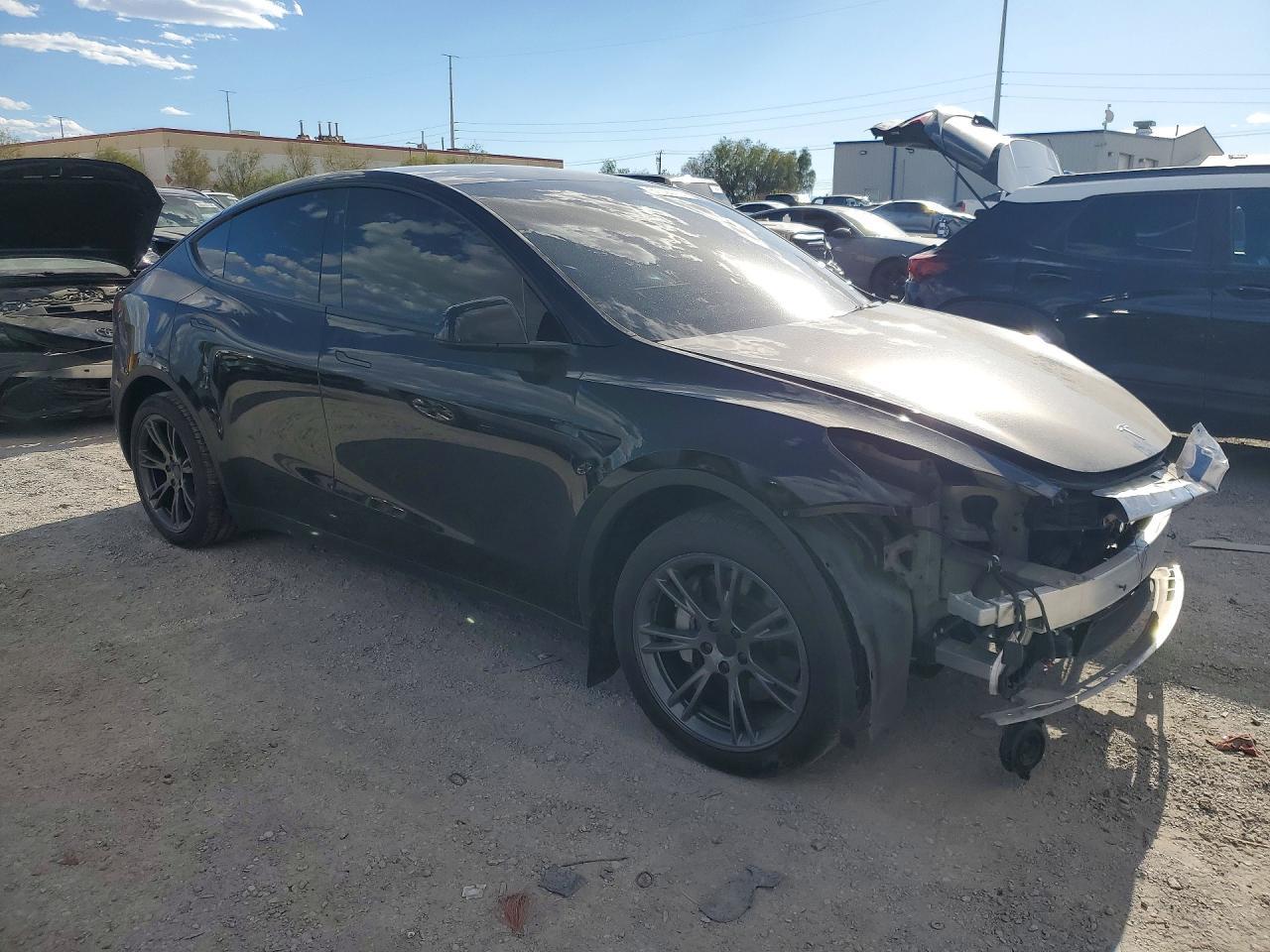 2025 Tesla Model Y - zdjęcie 4