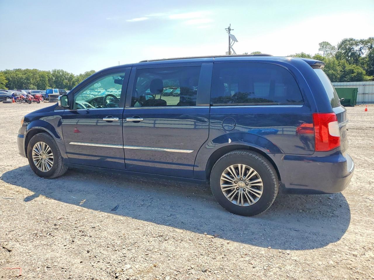 2013 Chrysler Town & Country Touring L - zdjęcie 2