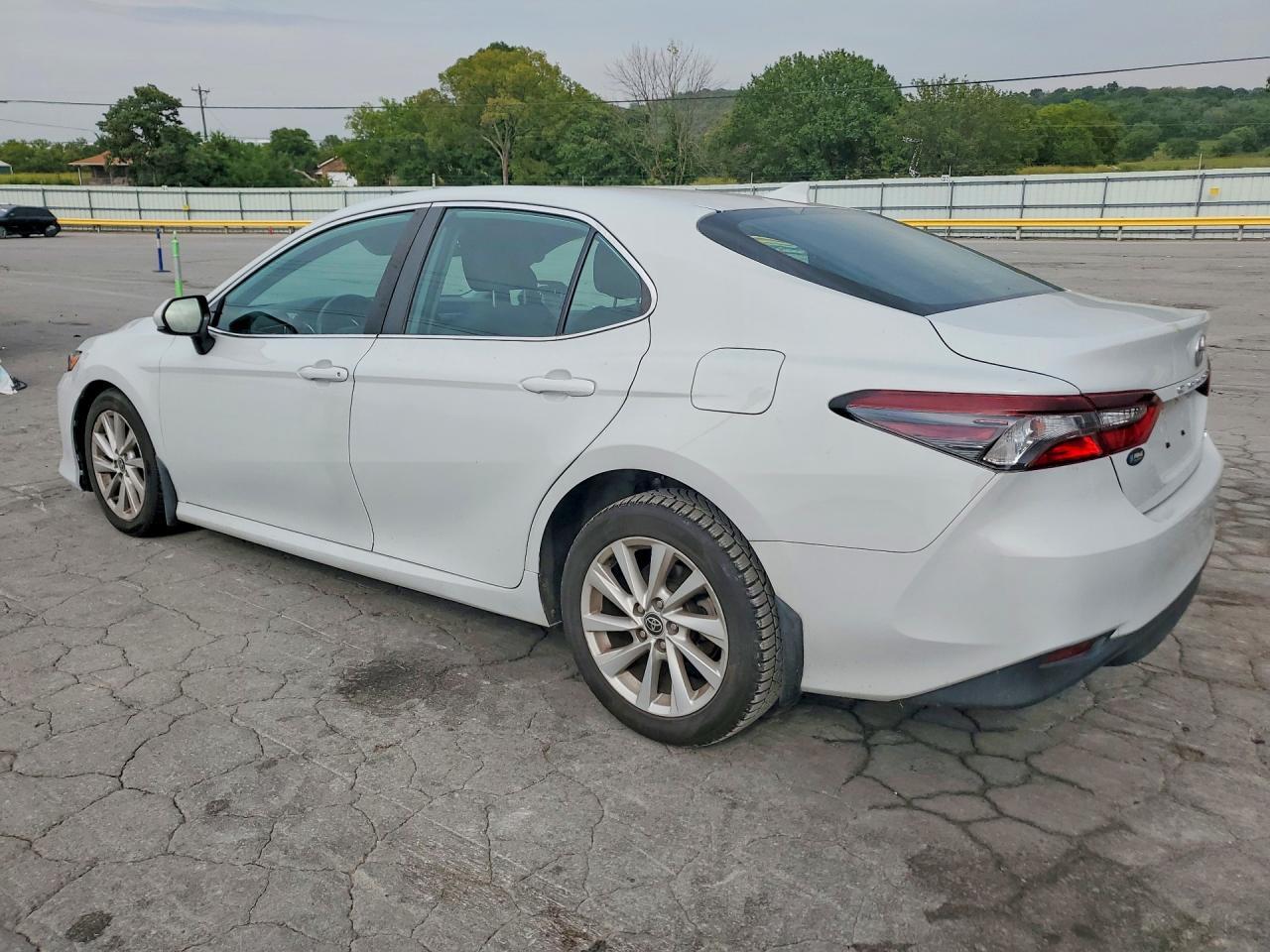 2022 Toyota Camry Le - zdjęcie 2