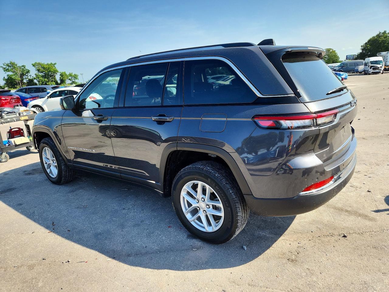 2023 Jeep Grand Cherokee Laredo - zdjęcie 2