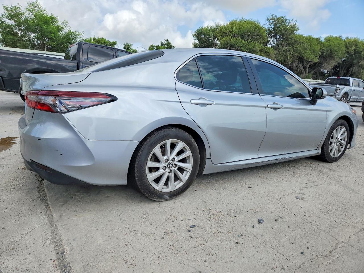 2023 Toyota Camry Le - zdjęcie 3