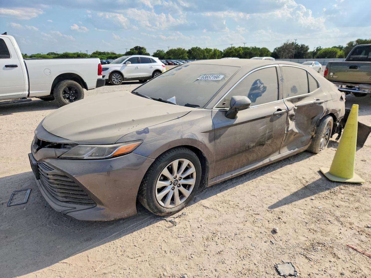 2020 Toyota Camry Le - zdjęcie główne