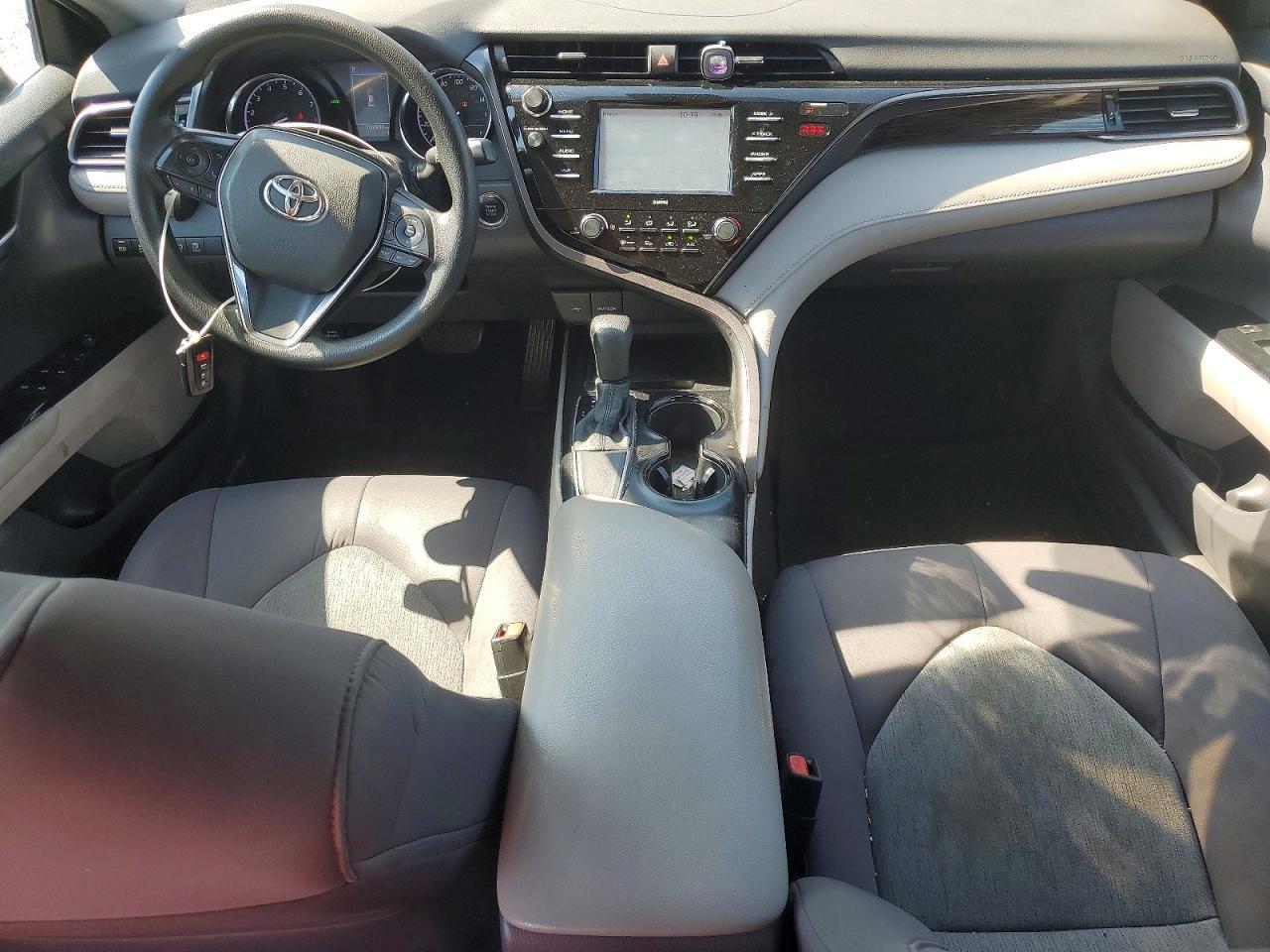 2020 Toyota Camry Le - zdjęcie 8