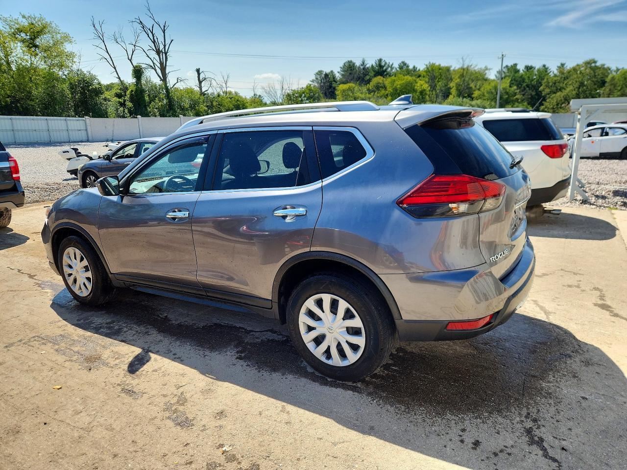 2017 Nissan Rogue S - zdjęcie 2