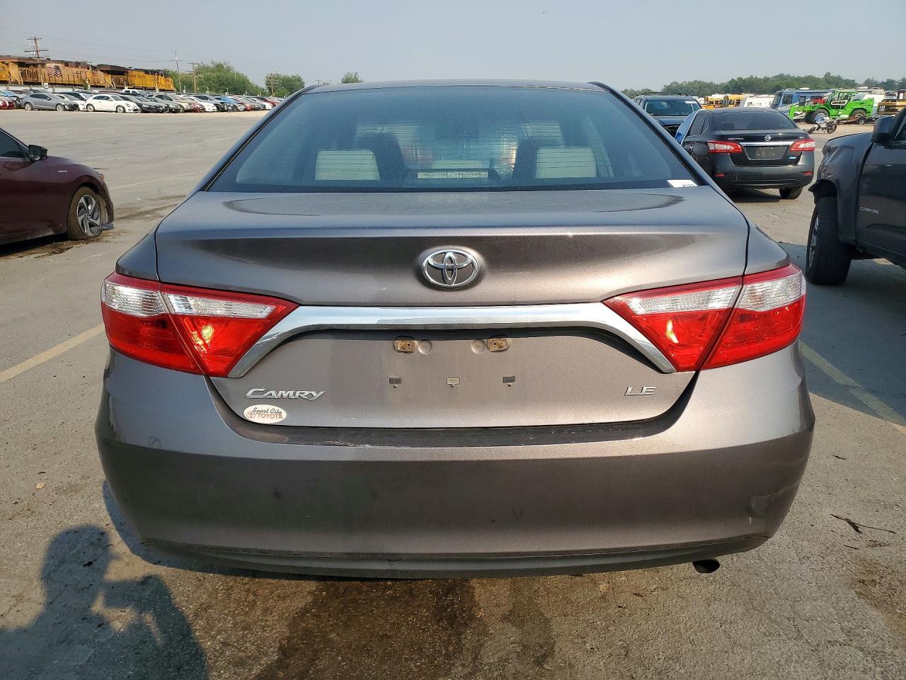2016 Toyota Camry Le - zdjęcie 6