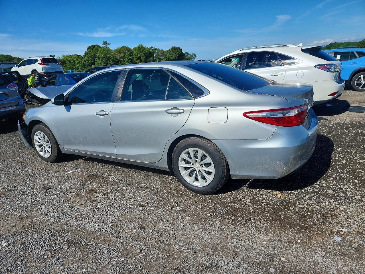 2016 Toyota Camry Le - zdjęcie 2