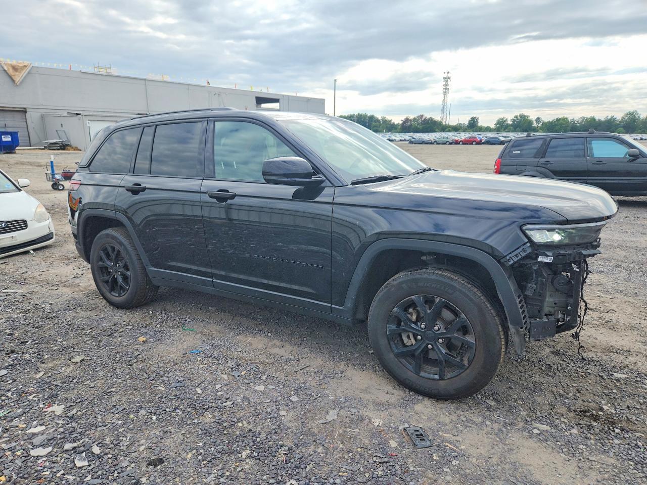 2025 Jeep Grand Cherokee Laredo - zdjęcie 4