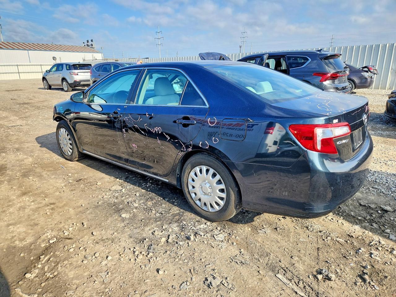 2014 Toyota Camry Le - zdjęcie 2