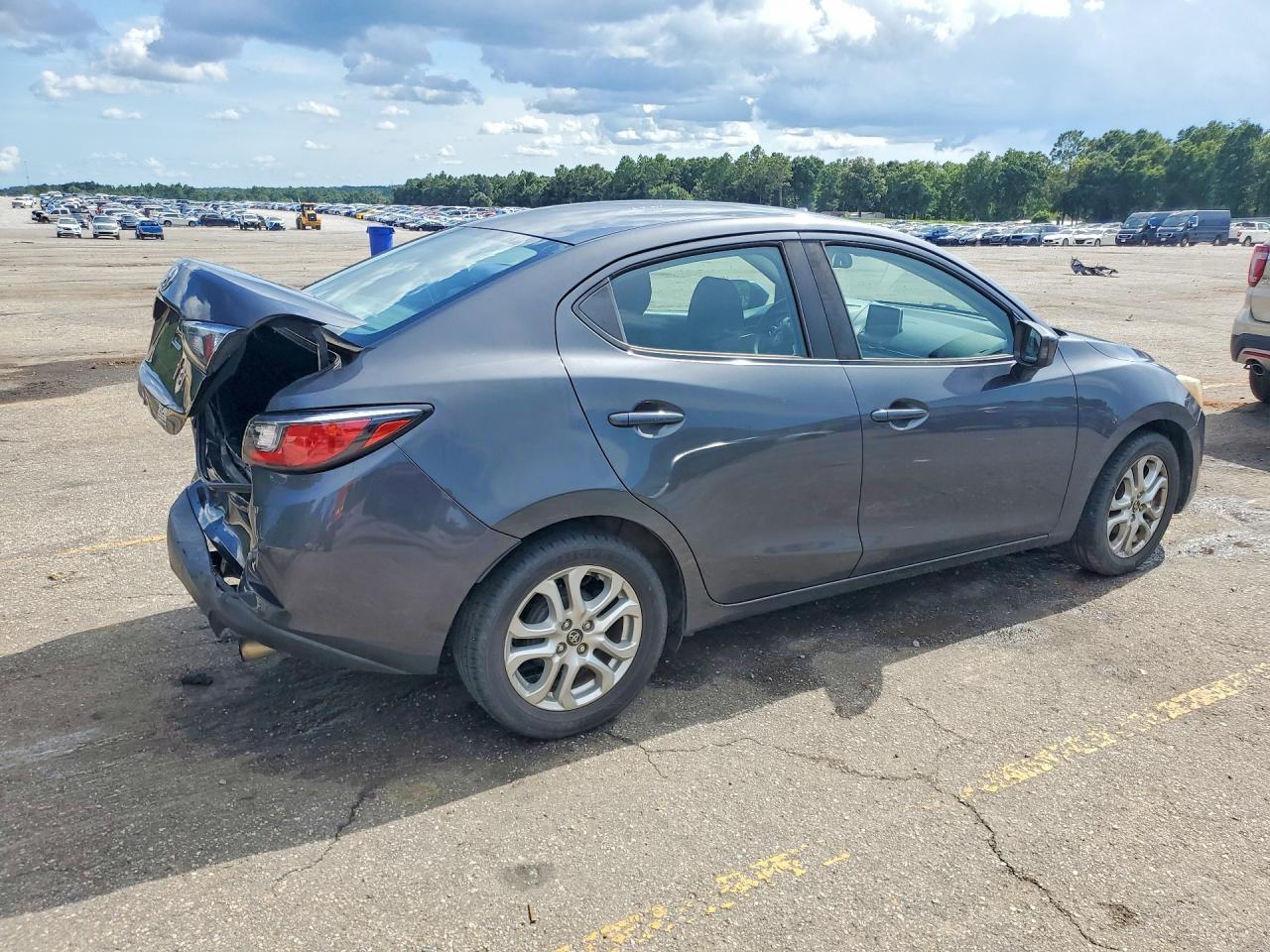 2017 Toyota Yaris Ia Base - zdjęcie 3