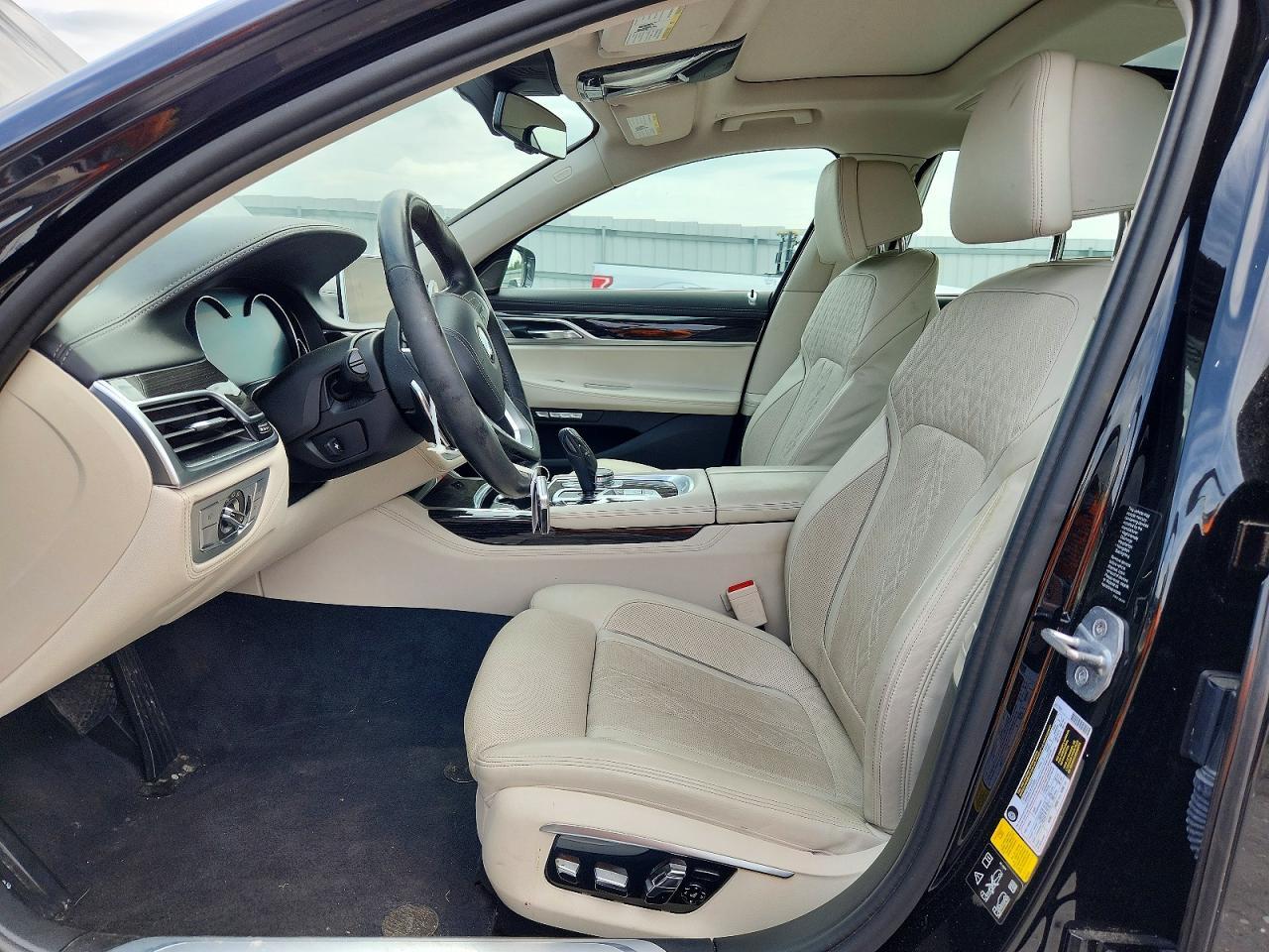 2016 BMW Seria 7 750i - zdjęcie 7