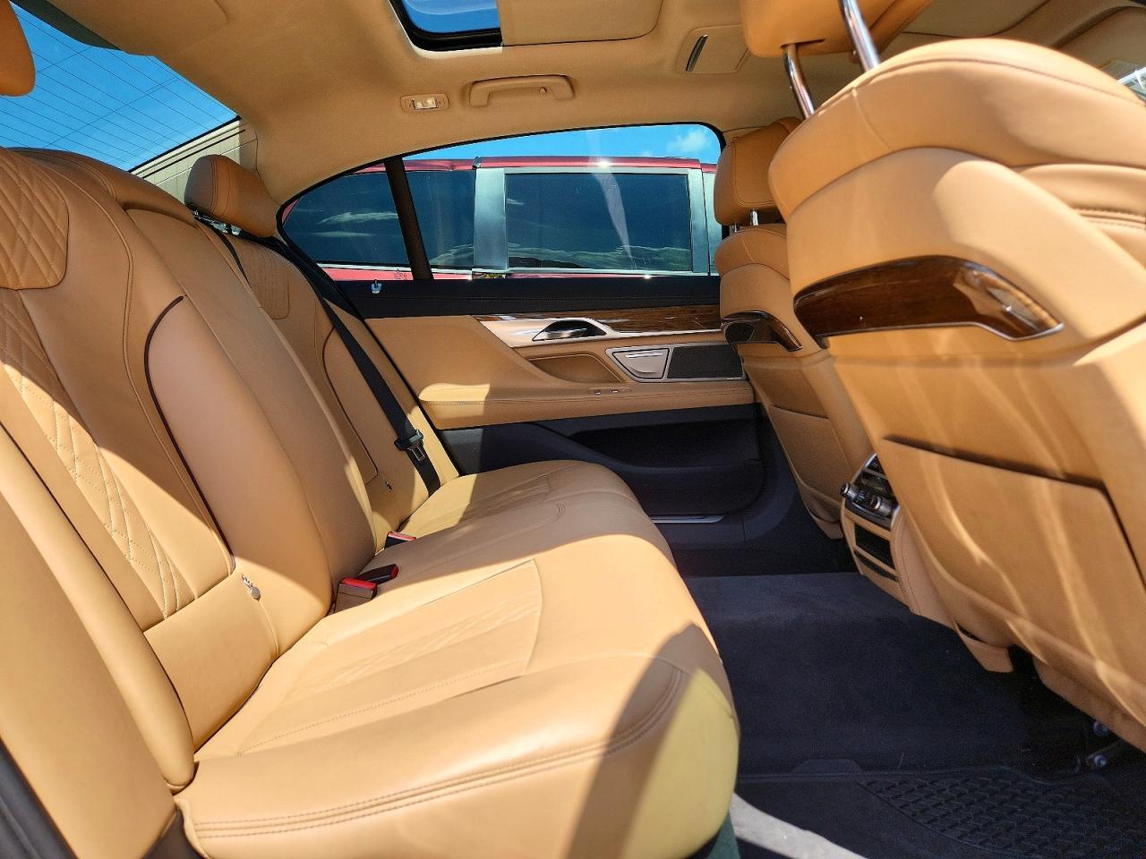 2017 BMW 750 Xi - zdjęcie 10