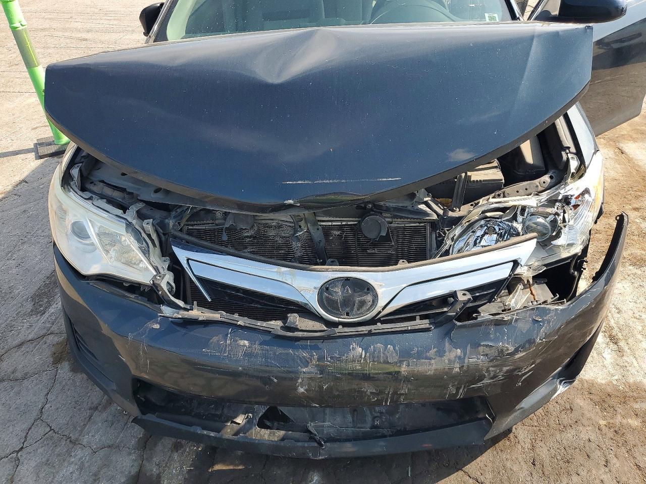 2014 Toyota Camry Le - zdjęcie 11
