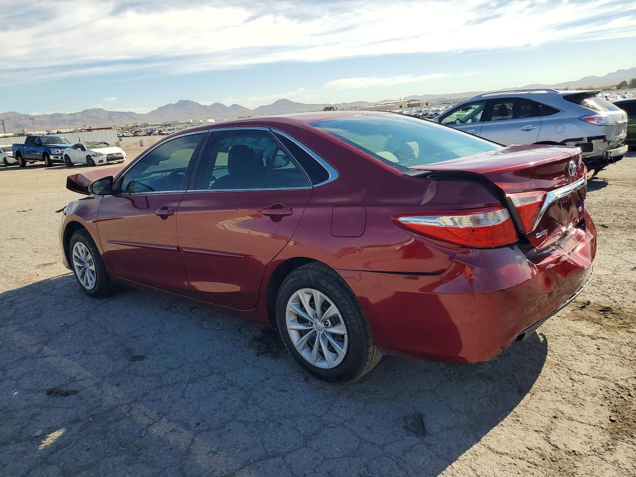 2017 Toyota Camry Le - zdjęcie 2