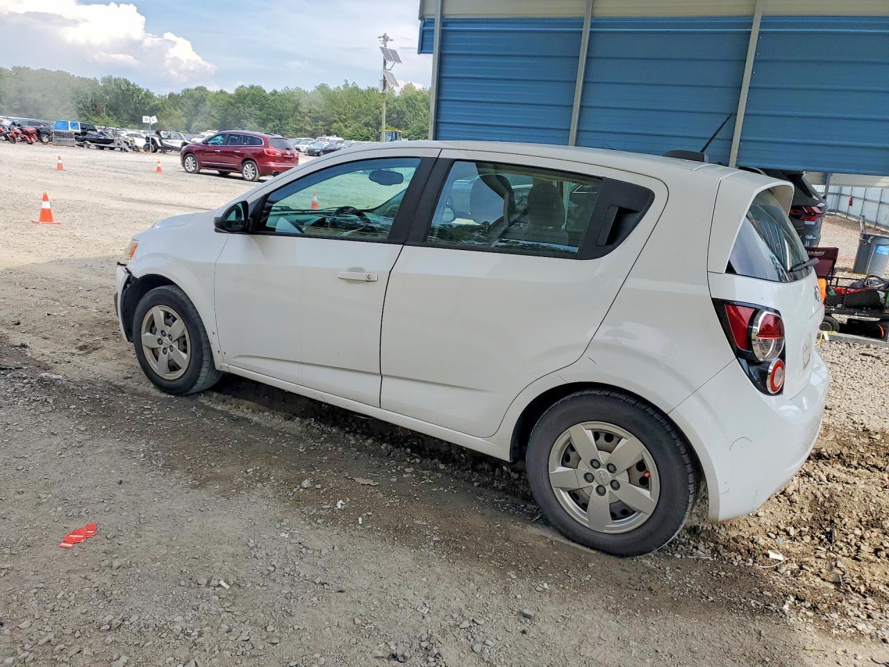 2015 Chevrolet Sonic Ls - zdjęcie 2