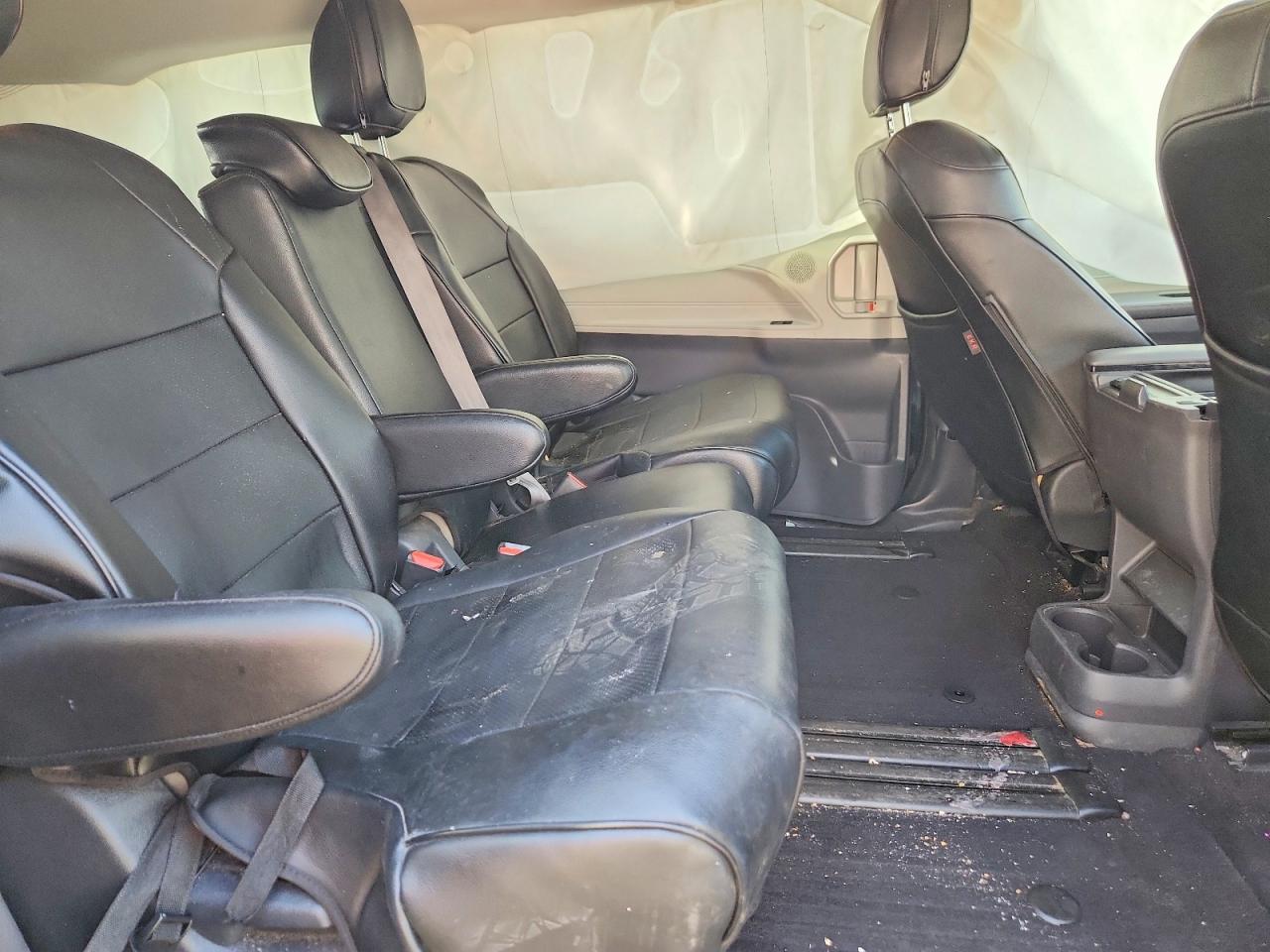 2022 Toyota Sienna Le - zdjęcie 11