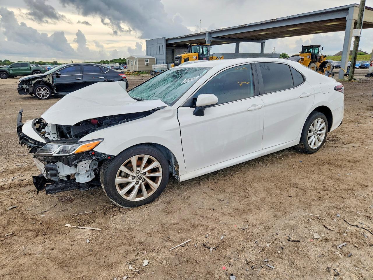 2023 Toyota Camry Le - zdjęcie główne