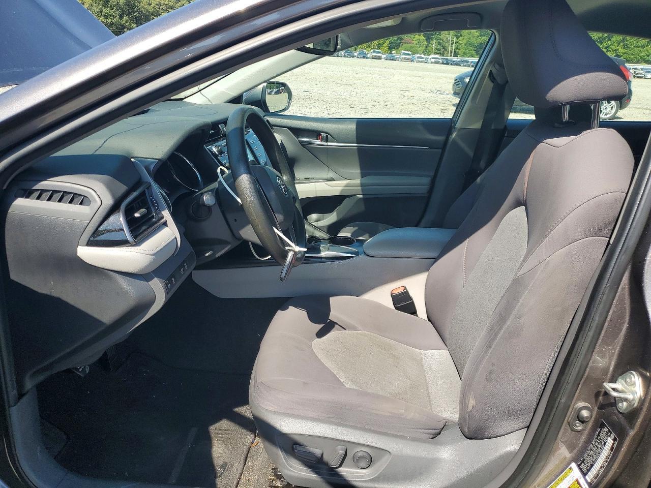 2020 Toyota Camry Le - zdjęcie 7