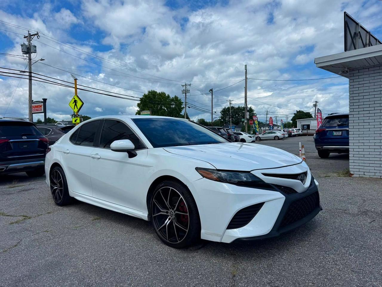 2020 Toyota Camry Se - zdjęcie główne