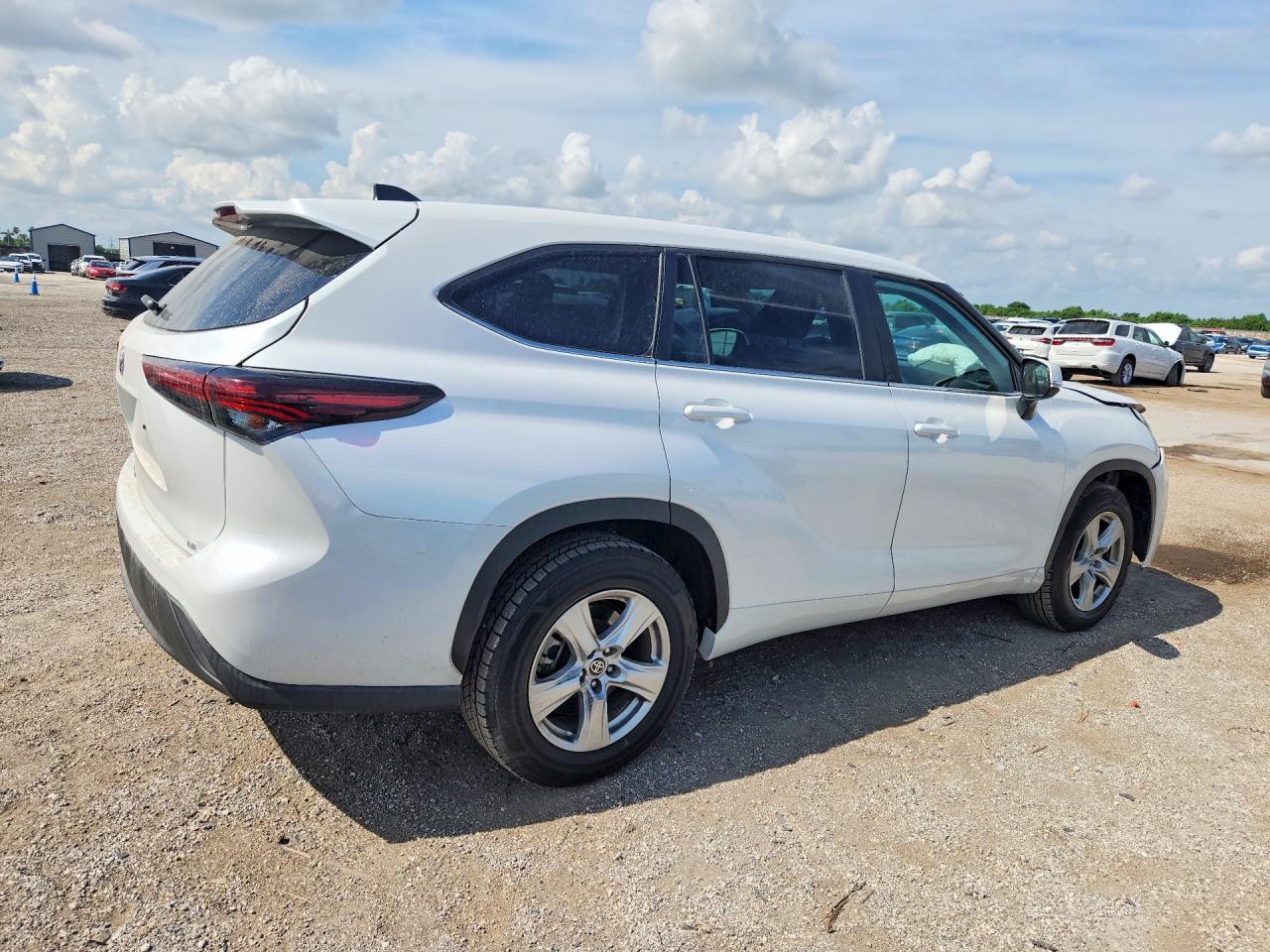 2025 Toyota Highlander Le - zdjęcie 3