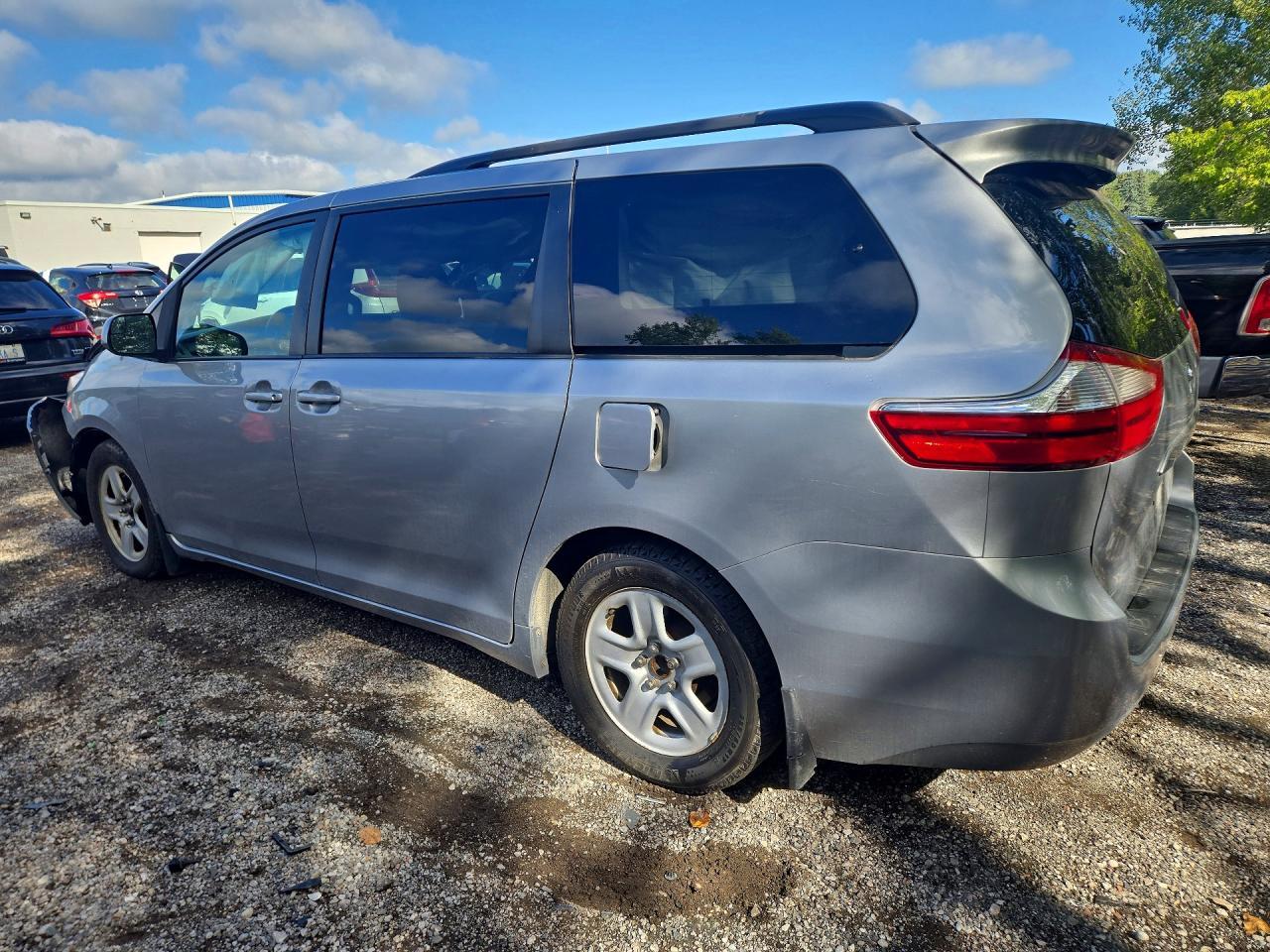 2015 Toyota Sienna Le - zdjęcie 2